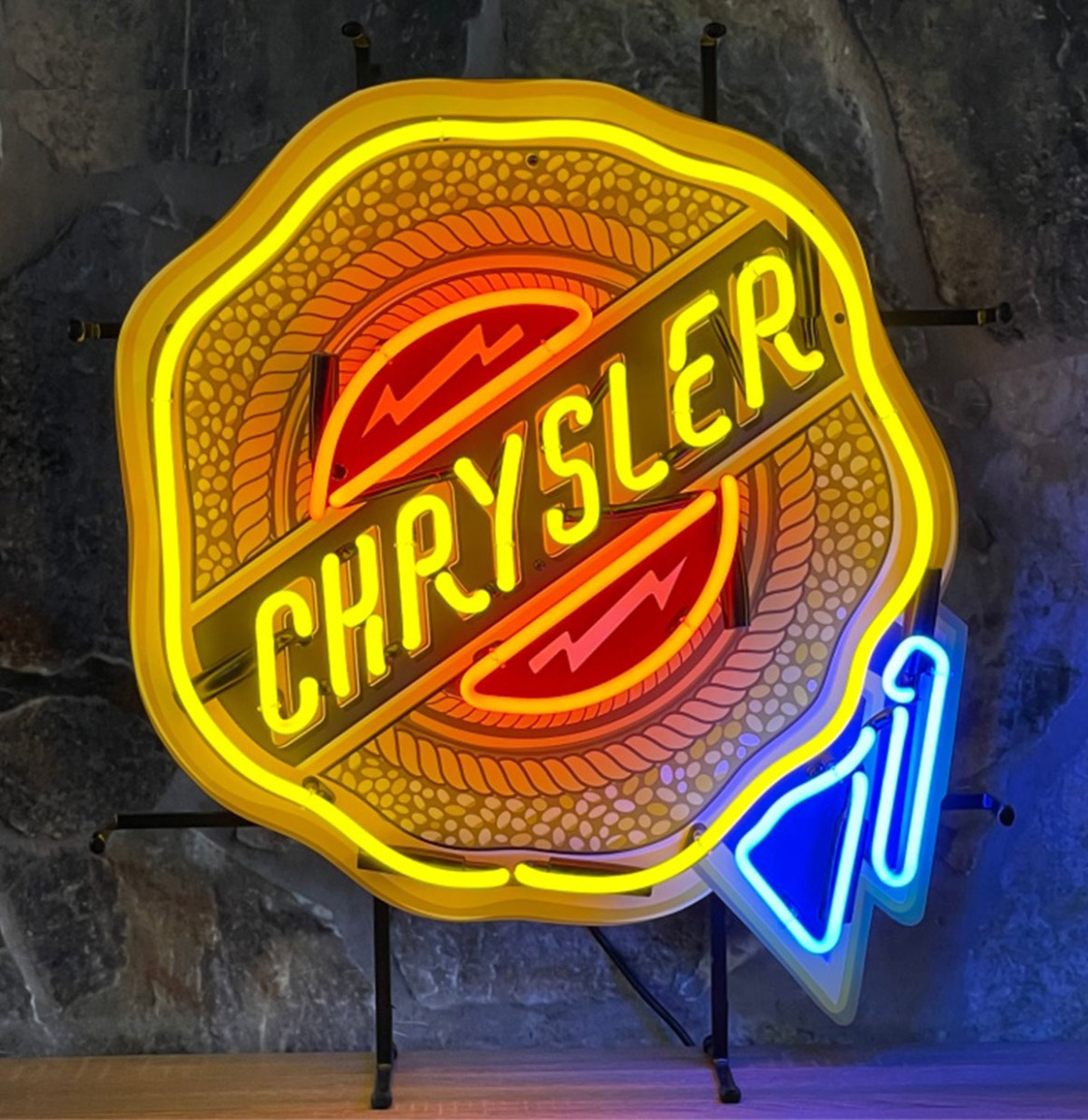 Chrysler Badge Neon Verlichting Met Achterplaat - 64 x 55 cm